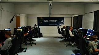 Moderne spillerum med gaming computere